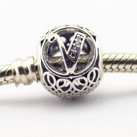 BE-193 Berloque Letra V em Prata 925 e Zirconias BE-193 Berloque Letra V em Prata 925 e Zirconias